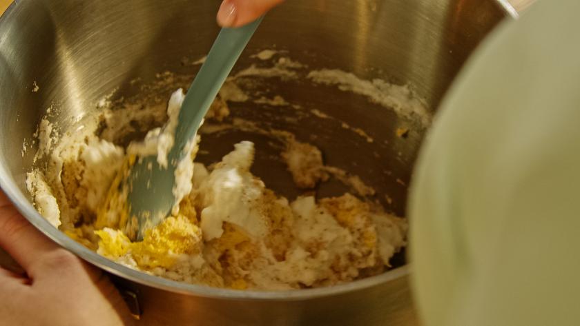 Eischnee wird unter die Masse für den Traubenkuchen gehoben.