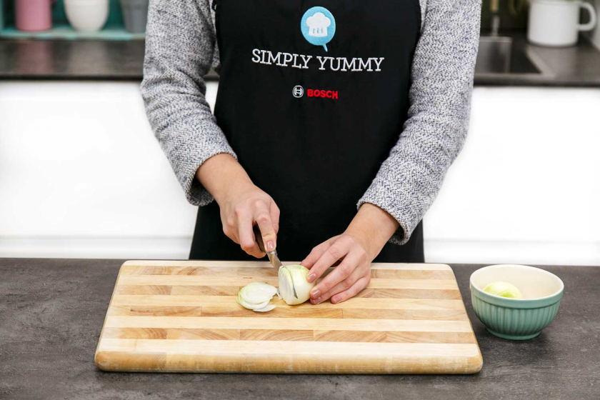 Für ungarisches Gulasch werden Zwiebeln geschnitten.
