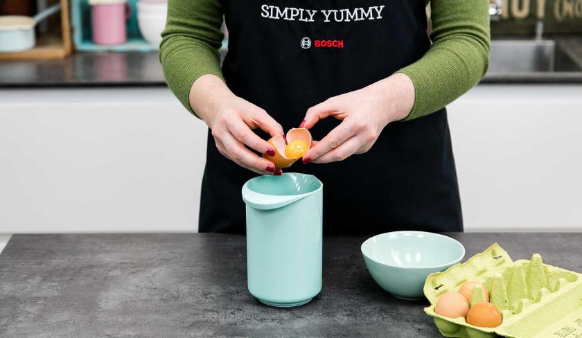 Für den Teig der Upside Down Low Carb Muffins werden Eier getrennt und in eine Rührschüssel gegeben.