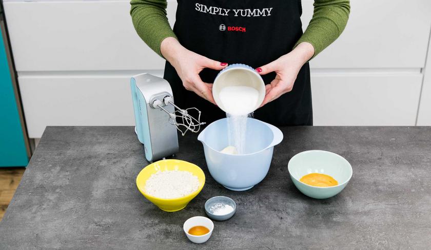 Erytrit wird in zum Teig für die Upside Down Low Carb Muffins gegeben.