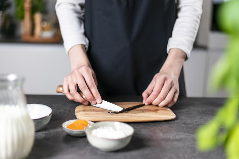 Eine Vanilleschote wird ausgekratzt.