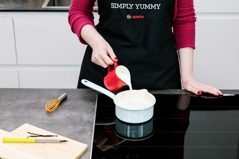 Für die Vanillemilch wird Sahne in einen Topf gegossen.