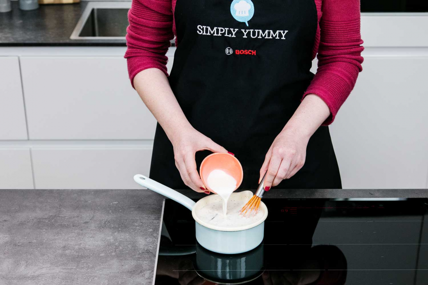 In die heißen Milchmischug für die Vanillesoße wird die Stärke hinzugefügt.