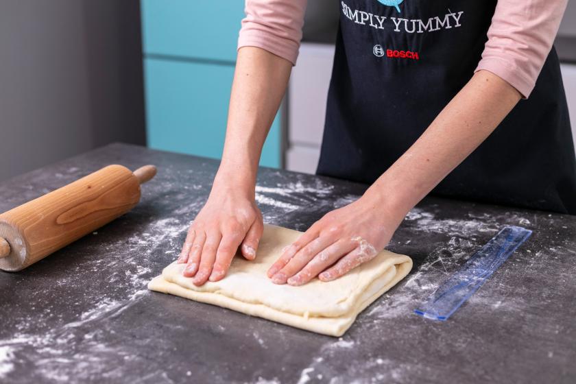 Plunderteig fürvegane Croissants wird für die erste Tour gefaltet.