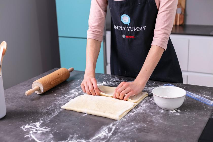 Plunderteig für vegane Croissants wird für die 2. Tour gefaltet.