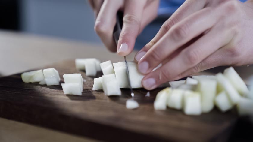Birnen werden gewürfelt.