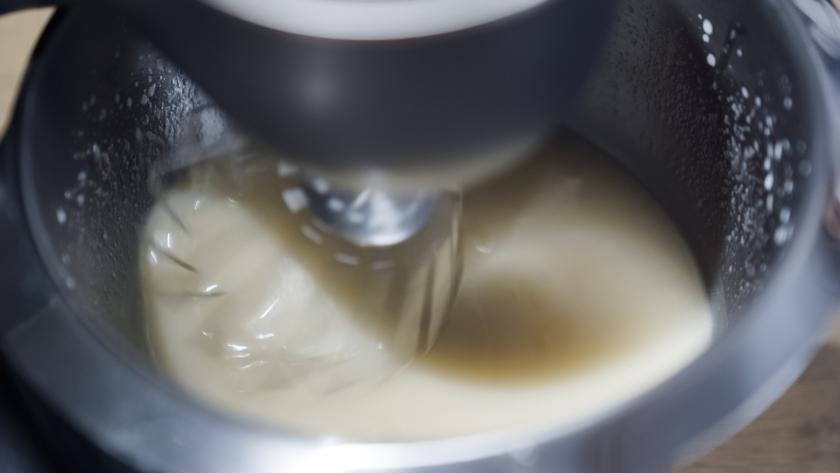 Der Teig für den veganen Birnenkuchen wird in einer Küchenmaschine gerührt.