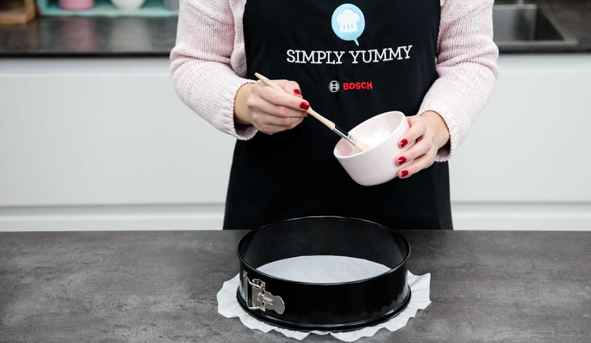 Für den veganen Käsekuchen wird eine Springform eingefettet.