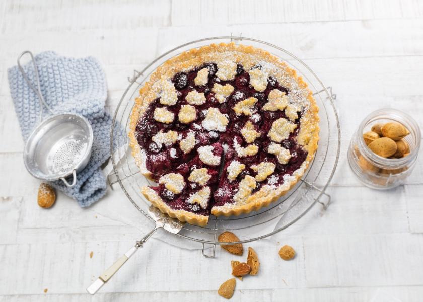 Veganer Kirschkuchen auf Kuchenrost.