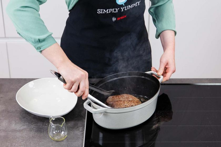 Fleisch in einem Bräter anbraten.