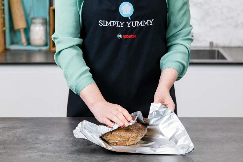 Fleisch in ein Stück Alufolie einschlagen.