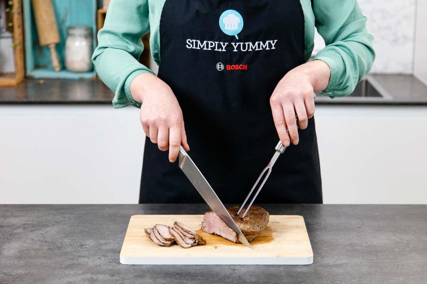 Fleisch in dünne Scheiben schneiden.