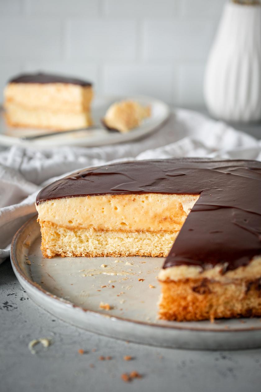 Angeschnittene Vogelmilchtorte mit Pudding und Schokolade
