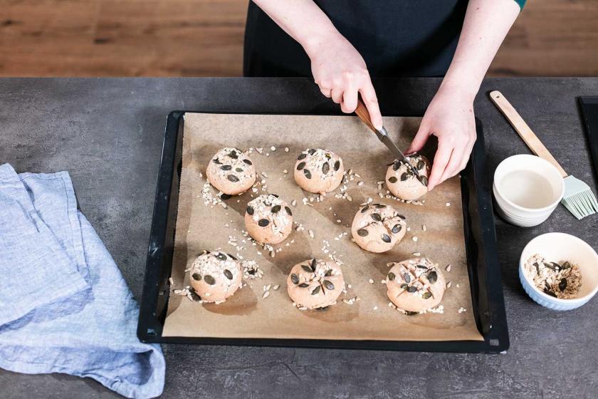 Die Vollkornbrötchen werden kreuzweise eingeschnitten.