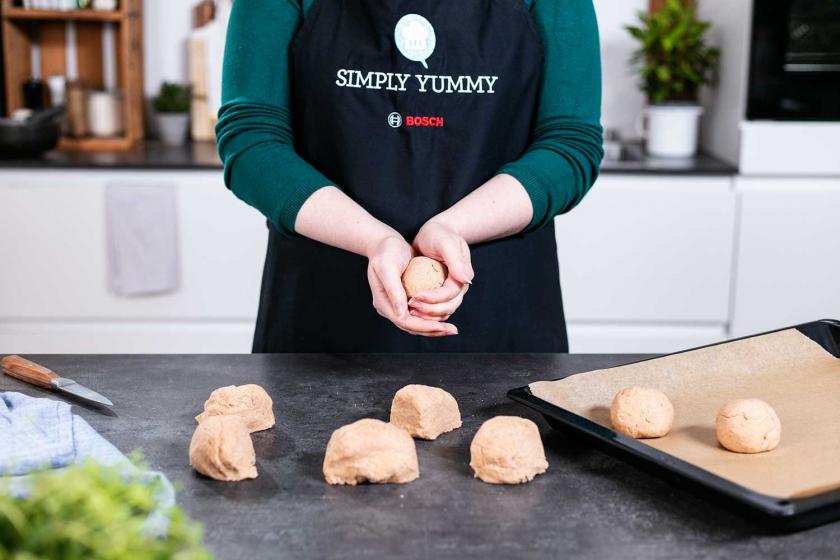 Der Teig wird  zu Vollkornbrötchen geformt.