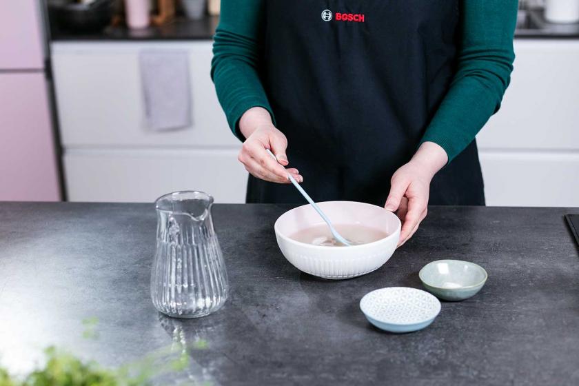 Hefe wird in Wasser aufgelöst.