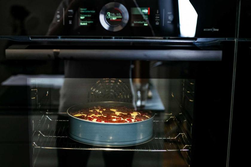 Der weihnachtliche Zupfkuchen wird im Ofen gebacken.