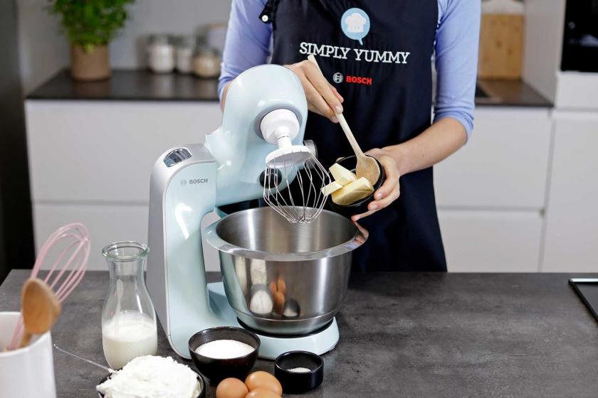 Butter wird in die Rührschüssel einer Küchenmaschine gegeben.