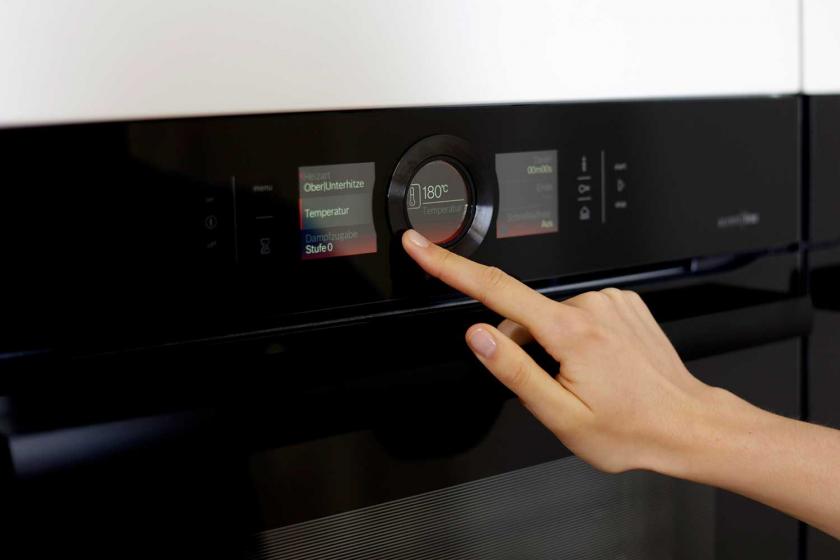 Der Backofen wird eingestellt und vorgeheizt.