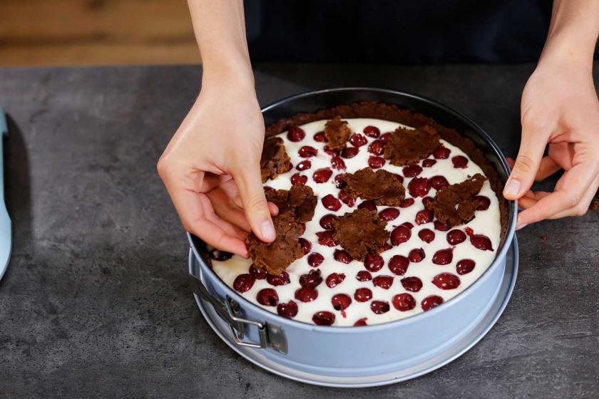 Teigstücke werden auf dem Weihnachtlichen Zupfkuchen verteilt.