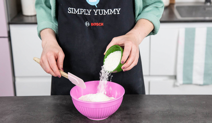 Für weiße Schoko-Kokos-Blondies werden die trockenen Zutaten in einer Schüssel gemischt.