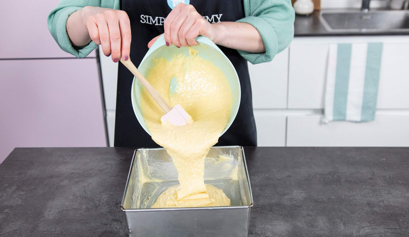 Der Teig für weiße Schoko-Kokos-Blondies wird in eine Backform gefüllt.