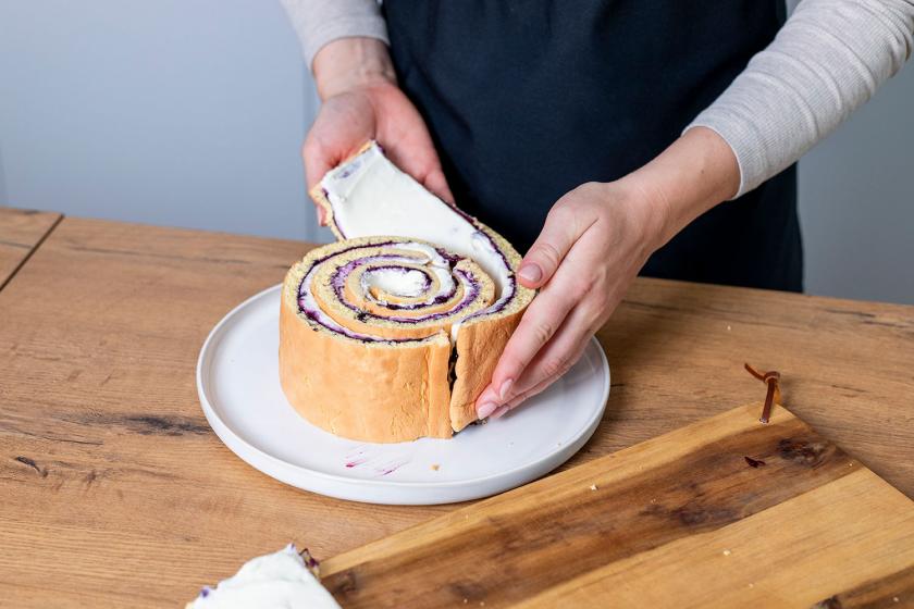 Wickeltorte wird zusammengesetzt.