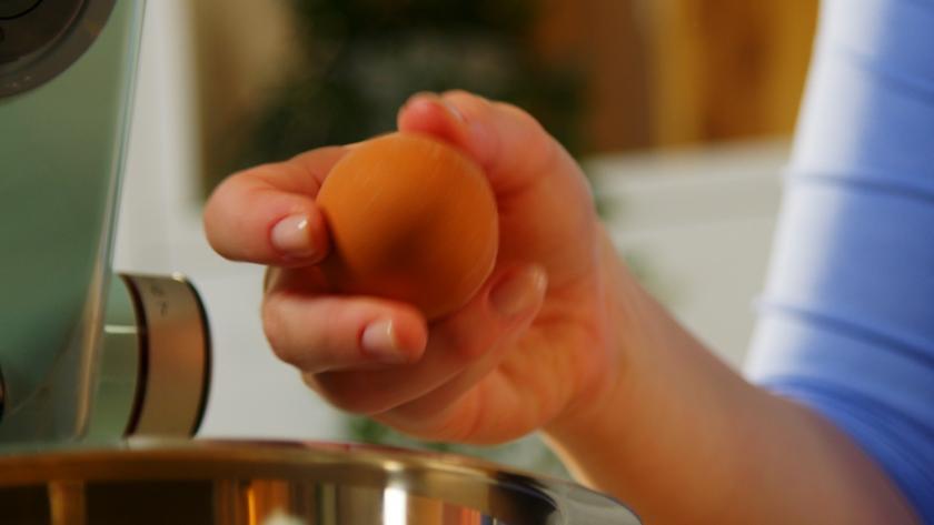 Ei wird aufgeschlagen.