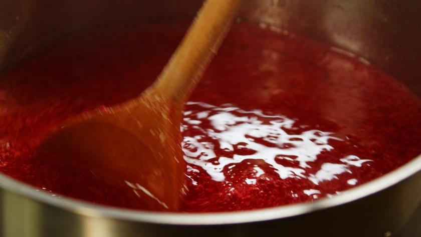 Tortenguss wird in einem Topf angerührt.