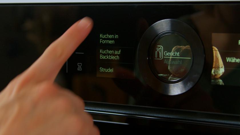 Der Backofen wird eingestellt.