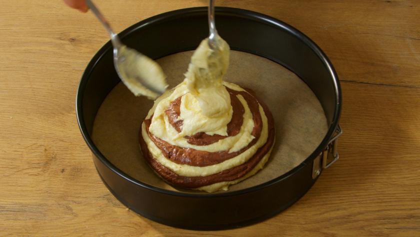 Teig für den Zebrakuchen wird in die Backform gegeben.