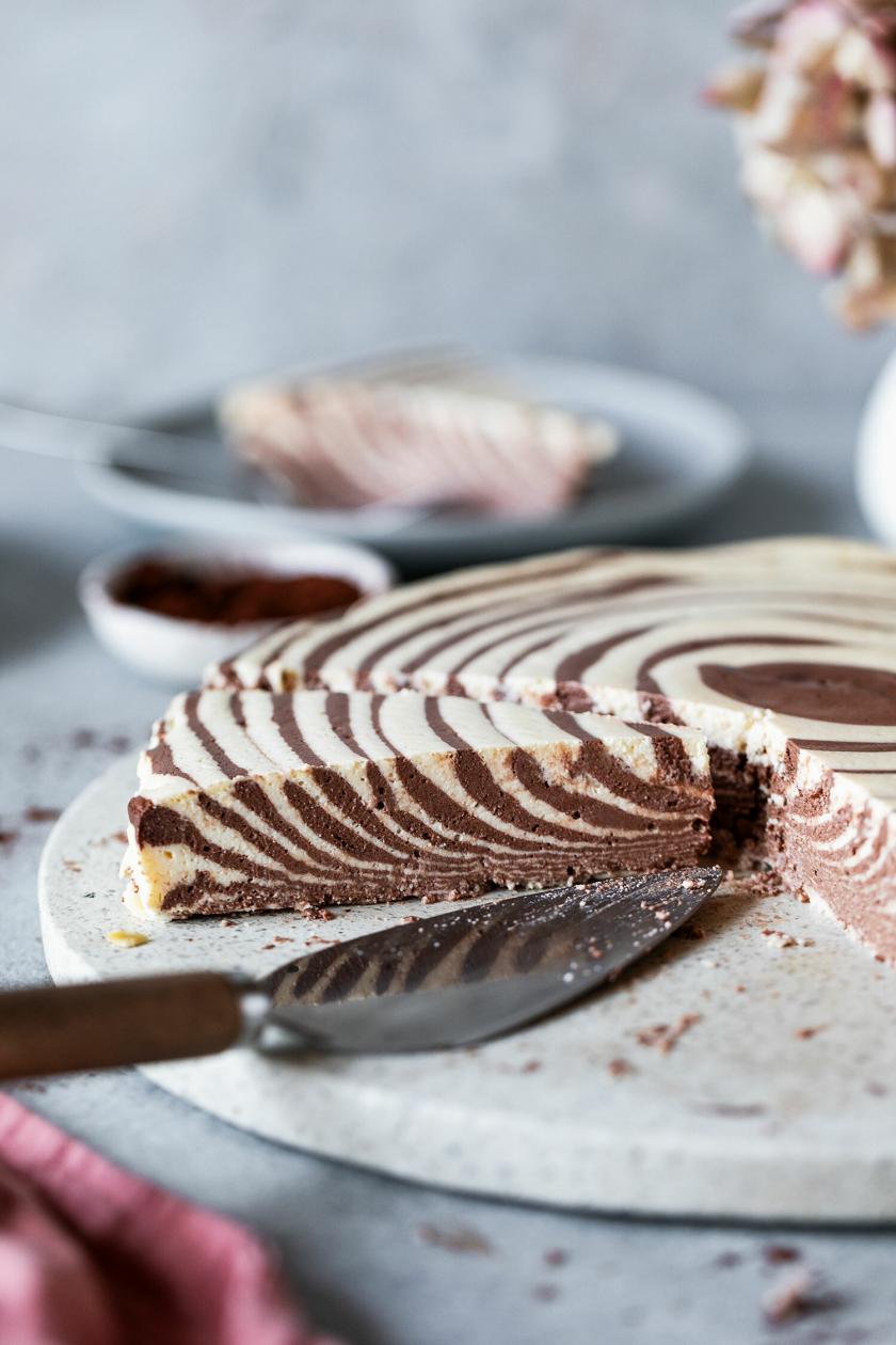 Zebrakuchen ohne Zucker angeschnitten im close up auf den Zebraeffekt
