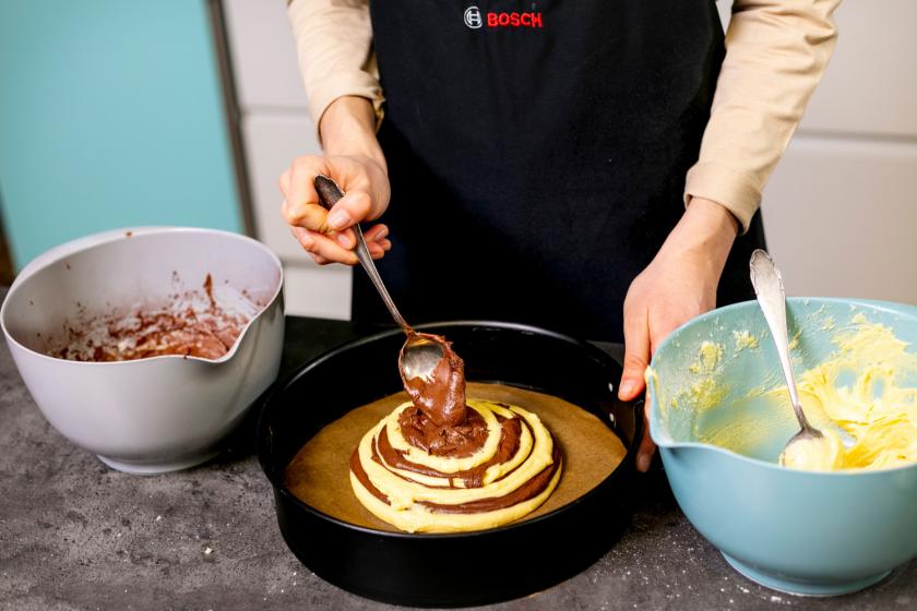 Teig für den Zebrakuchen wird in die Springform gegeben.