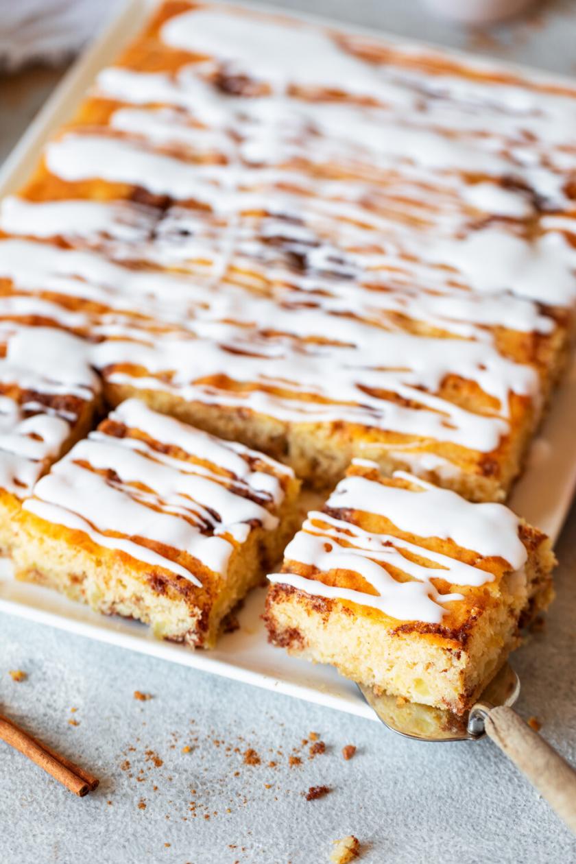 Apfelkuchen mit Zimtswirl auf einem Backblech