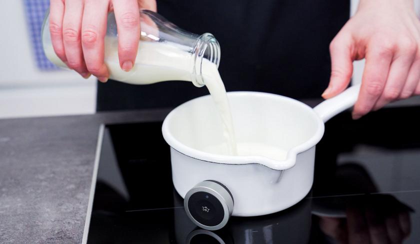 Für die Zimtrolle wird Milch in einen Topf gegeben.