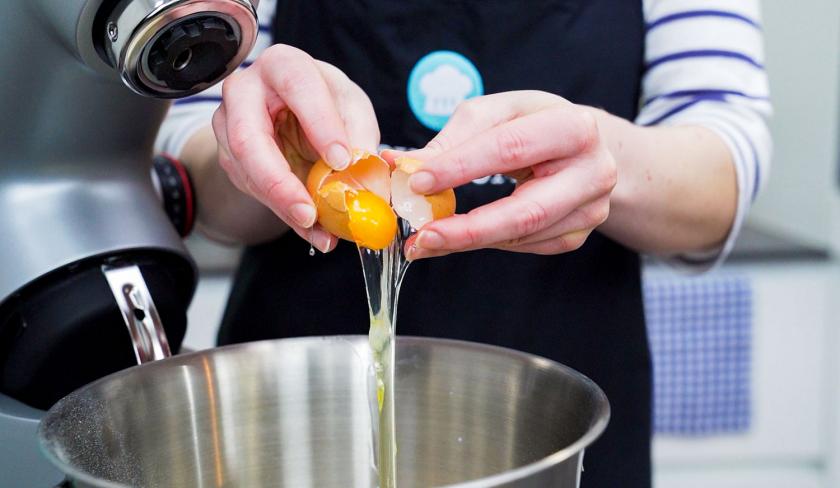 Für den teig der Zimtrolle wird ein Ei in die Rührschüssel gegeben.