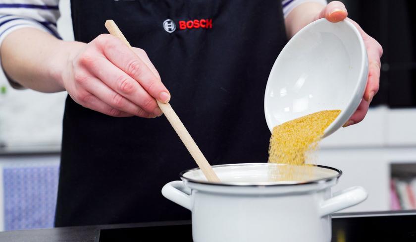 Für die Füllung der Zimtrolle wird Zucker in einen Topf gegeben.