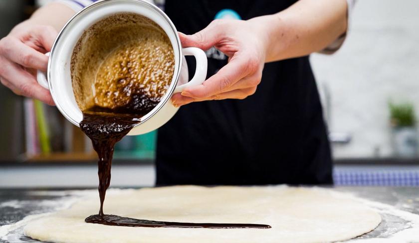 Für die Zimtrolle wird die Füllung auf dem Teig verteilt.