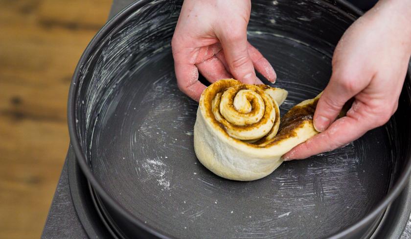 Der Teig für die Zimtrolle wird in eine Springform gesetzt.