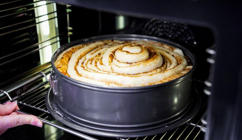 Die Zimtrolle wird in den Ofen gegeben.