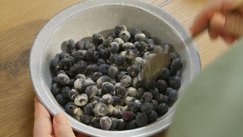 Blaubeeren werden in Mehl gewendet.