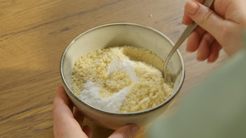 Gemahlene Mandeln werden mit Backpulver vermischt.