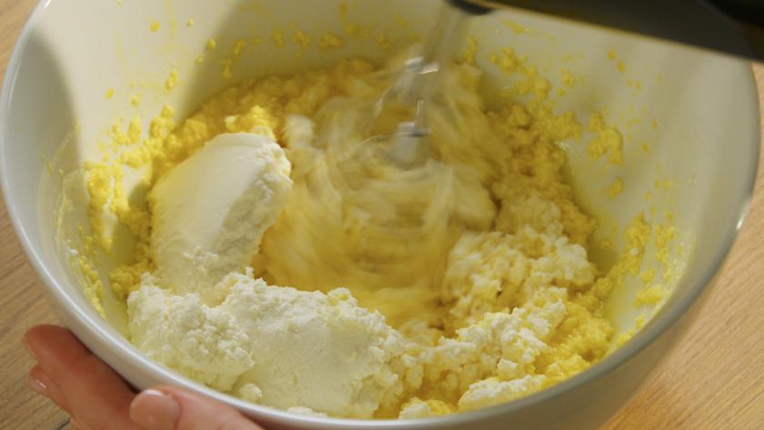 Der Teig für den Zitronen-Blaubeer-Kuchen mit Ricotta wird verrührt.