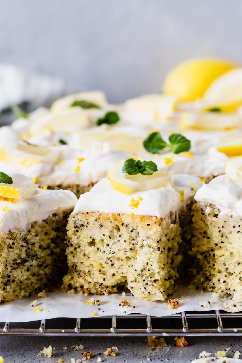 Zitronen-Mohn-Kuchen mit Quarkcreme | Simply Yummy