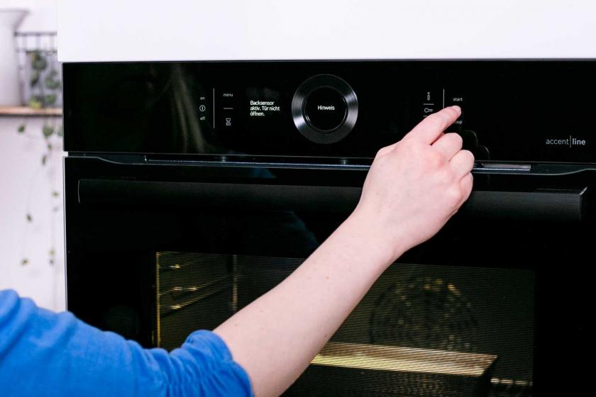 Der Backofen wird eingeschaltet.