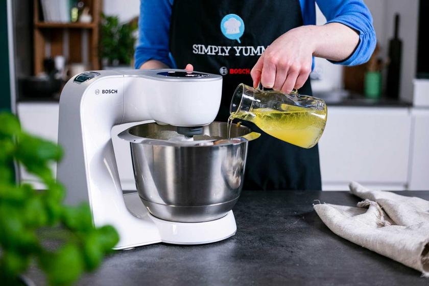 Öl wird in die Rührschüssel einer Küchenmaschine gegeben.