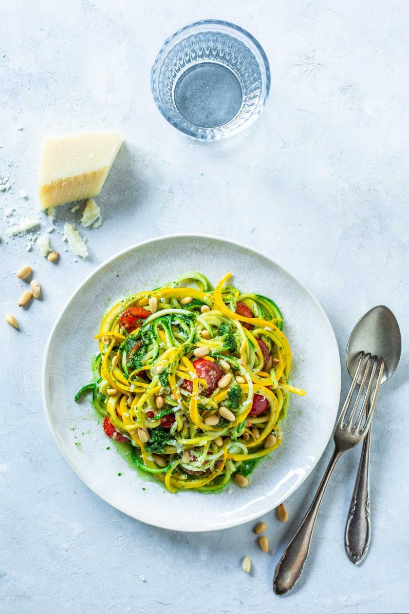 Zucchini Spaghetti mit Pesto: schnelles Rezept | Simply Yummy