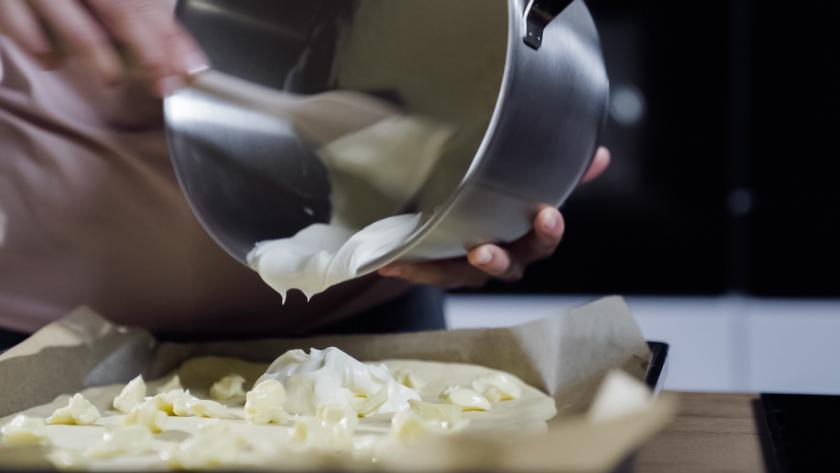Zuckerkuchen mit Schmand vom Blech | Simply Yummy