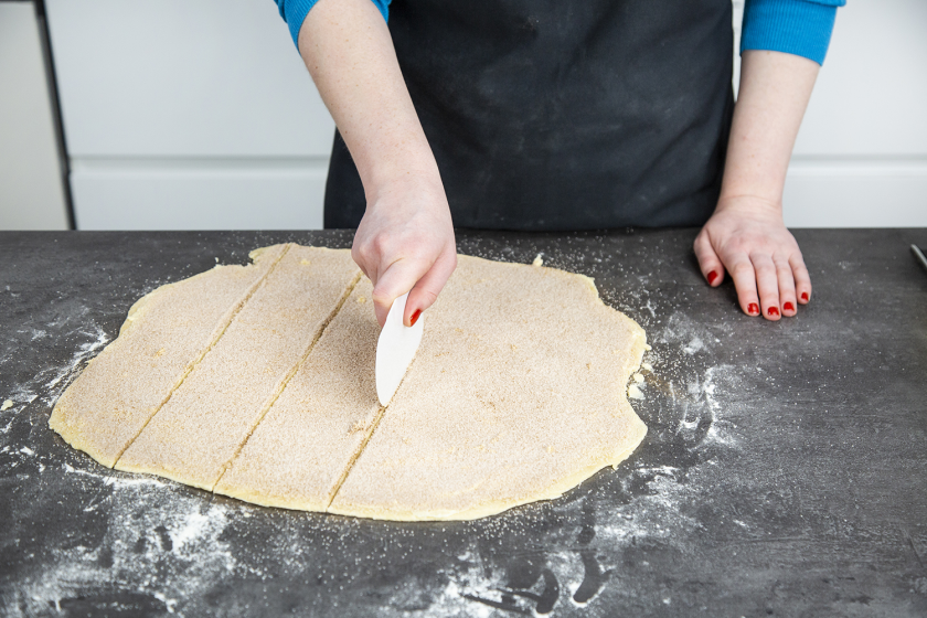 Der Teig für das Zupfbrot wird in Streifen geschnitten.
