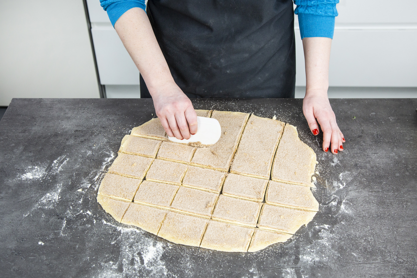 Der Teig für das Zupfbrot wird in kleine Quadrate geschnitten.